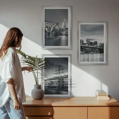 Triptykon billeder med ramme med motiv af broer og byarkitektur i grå nuancer