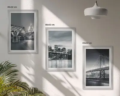 Triptykon billeder med ramme med motiv af broer og byarkitektur i grå nuancer