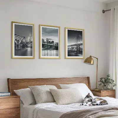 Triptykon billeder med ramme med motiv af broer og byarkitektur i grå nuancer