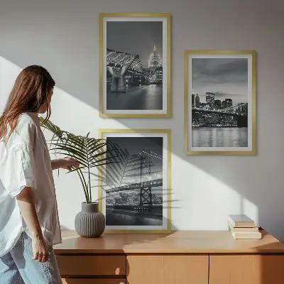 Triptykon billeder med ramme med motiv af broer og byarkitektur i grå nuancer