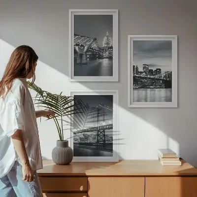 Triptykon billeder med ramme med motiv af broer og byarkitektur i grå nuancer