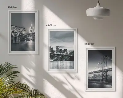 Triptykon billeder med ramme med motiv af broer og byarkitektur i grå nuancer