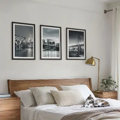 Triptykon billeder med ramme med motiv af broer og byarkitektur i grå nuancer