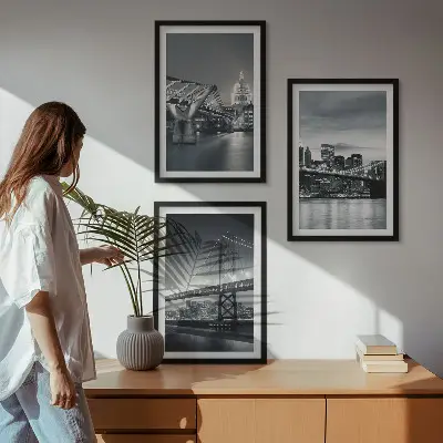 Triptykon billeder med ramme med motiv af broer og byarkitektur i grå nuancer