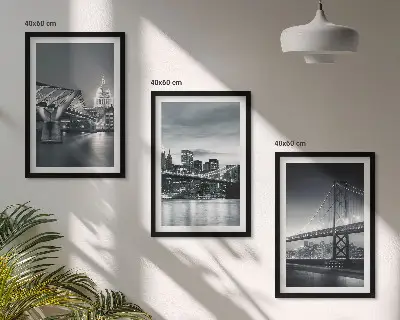 Triptykon billeder med ramme med motiv af broer og byarkitektur i grå nuancer