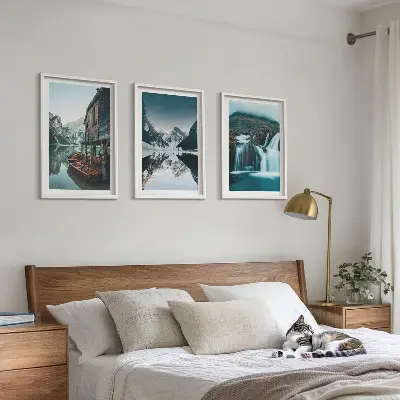 Billedvæg med bjerglandskaber motiv af vandfald og sø
