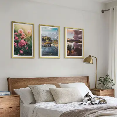 Triptykon med bjerge og blomsterhave ved vandet billeder med ramme