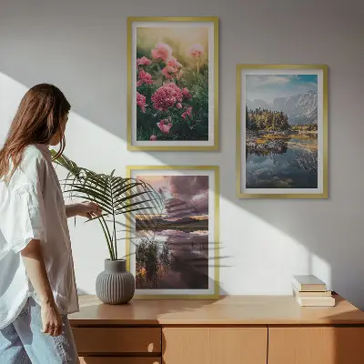 Triptykon med bjerge og blomsterhave ved vandet billeder med ramme