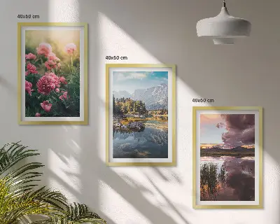 Triptykon med bjerge og blomsterhave ved vandet billeder med ramme