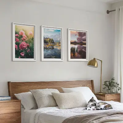 Triptykon med bjerge og blomsterhave ved vandet billeder med ramme