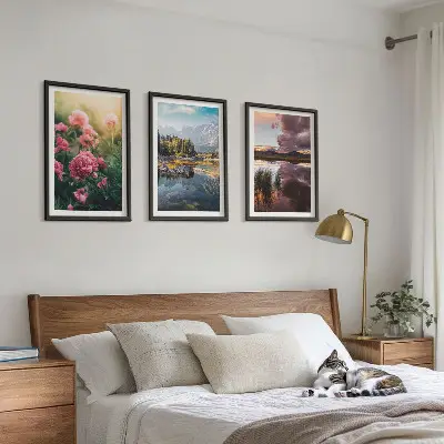 Triptykon med bjerge og blomsterhave ved vandet billeder med ramme