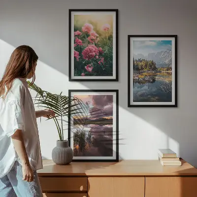 Triptykon med bjerge og blomsterhave ved vandet billeder med ramme