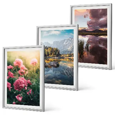 Triptykon med bjerge og blomsterhave ved vandet billeder med ramme
