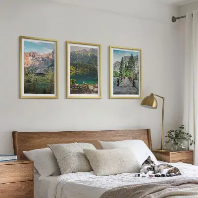 Billedsæt til soveværelset med motiv af bjerglandskab og søbro