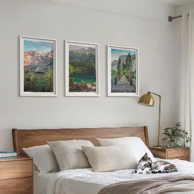 Billedsæt til soveværelset med motiv af bjerglandskab og søbro