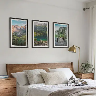Billedsæt til soveværelset med motiv af bjerglandskab og søbro