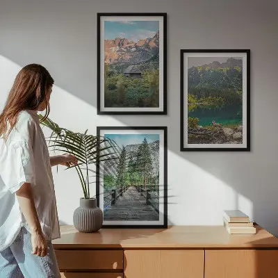 Billedsæt til soveværelset med motiv af bjerglandskab og søbro