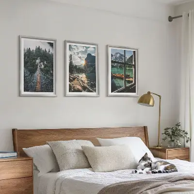 Billedvæg med motiv af bro, skov, sø, både og bjerge