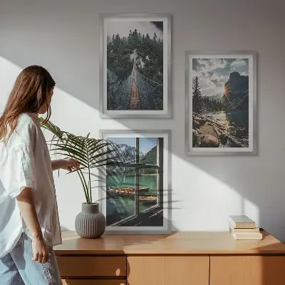Billedvæg med motiv af bro, skov, sø, både og bjerge
