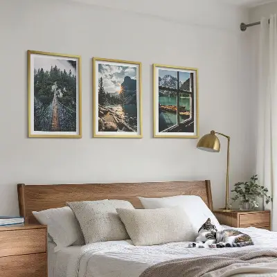 Billedvæg med motiv af bro, skov, sø, både og bjerge