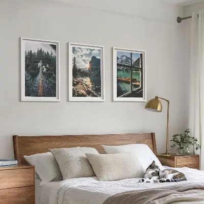 Billedvæg med motiv af bro, skov, sø, både og bjerge