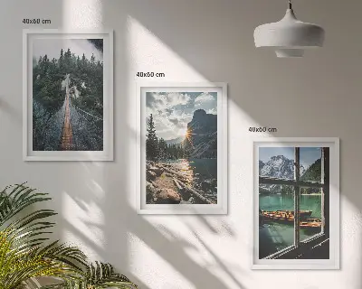 Billedvæg med motiv af bro, skov, sø, både og bjerge