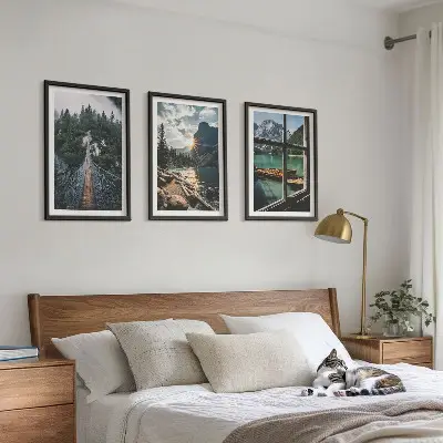 Billedvæg med motiv af bro, skov, sø, både og bjerge