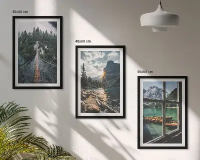 Billedvæg med motiv af bro, skov, sø, både og bjerge