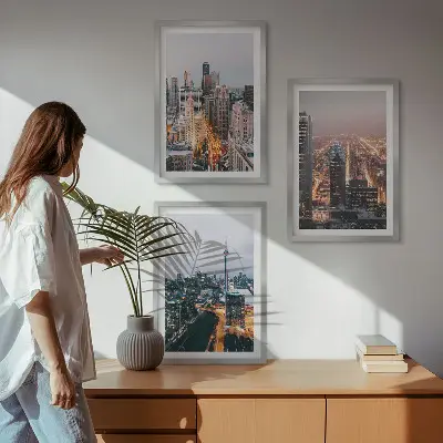 Billedvæg med motiv af oplyste skyskrabere i natten