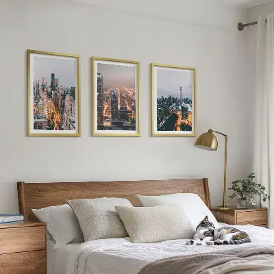 Billedvæg med motiv af oplyste skyskrabere i natten