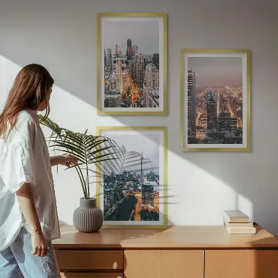 Billedvæg med motiv af oplyste skyskrabere i natten