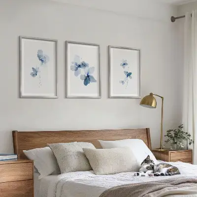 Billedvæg med blå blomster
