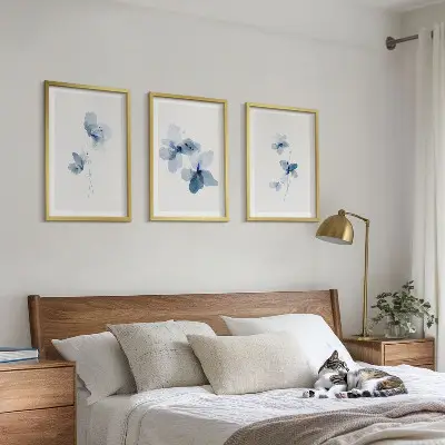 Billedvæg med blå blomster