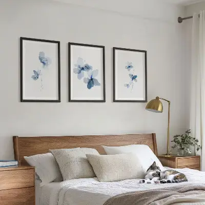 Billedvæg med blå blomster