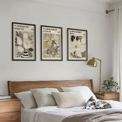 Triptykon billeder med ramme med motiv af retroblomster fra byer verden over