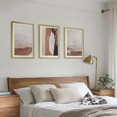 Billedsæt til soveværelset med brune og beige abstrakte mønstre