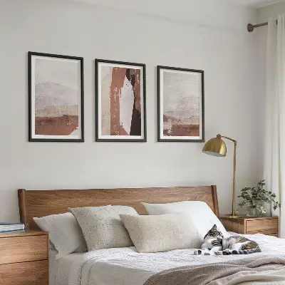 Billedsæt til soveværelset med brune og beige abstrakte mønstre