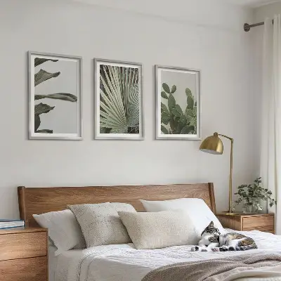 Billedsæt til soveværelset med blade af tropiske planter i pastel