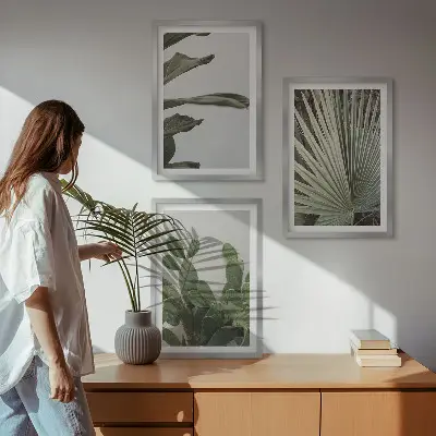 Billedsæt til soveværelset med blade af tropiske planter i pastel