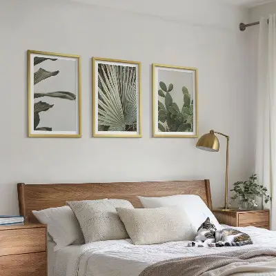Billedsæt til soveværelset med blade af tropiske planter i pastel