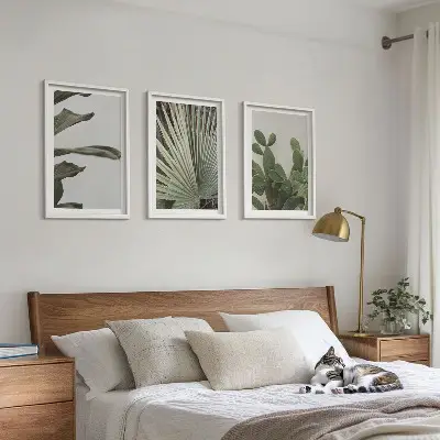 Billedsæt til soveværelset med blade af tropiske planter i pastel