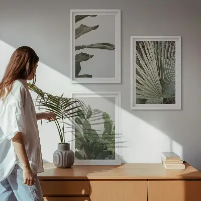 Billedsæt til soveværelset med blade af tropiske planter i pastel