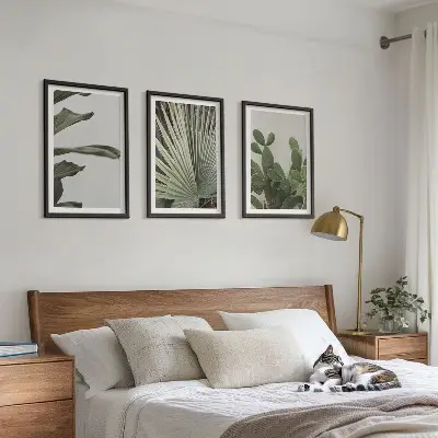 Billedsæt til soveværelset med blade af tropiske planter i pastel