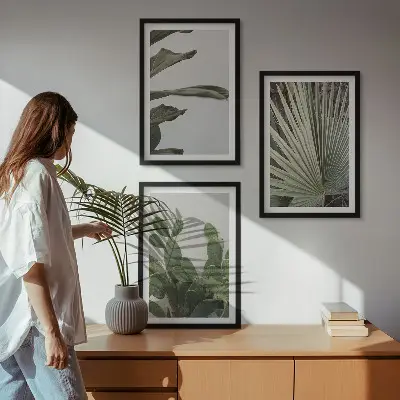 Billedsæt til soveværelset med blade af tropiske planter i pastel