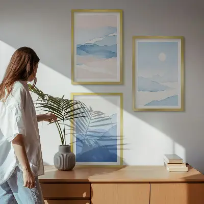 Billedvæg med akvarel-bjergmotiv blå og lyserøde bjerge