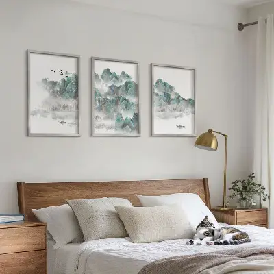 Billedsæt til soveværelset med motiver af bjerge, skyer, fugle og båd i japandi-stil