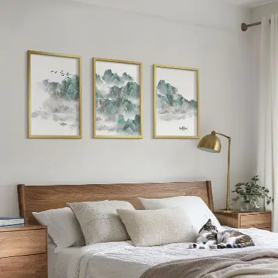 Billedsæt til soveværelset med motiver af bjerge, skyer, fugle og båd i japandi-stil