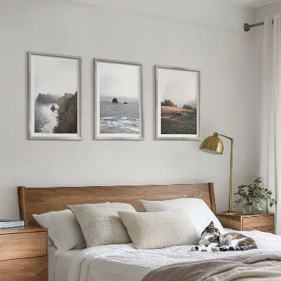 Triptyk med landskabsmotiv billeder med bjerge og hav og ramme