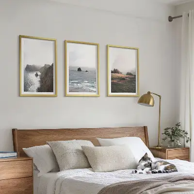 Triptyk med landskabsmotiv billeder med bjerge og hav og ramme