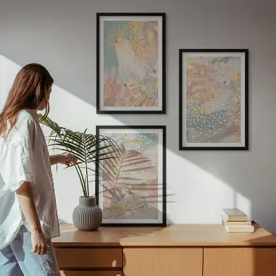Billedvæg med abstrakte pastelmønstre inspiration til din indretning